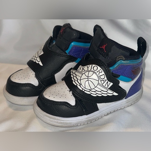 Toddler Jordan Black and White High-Top Sneakers - Picture 5 of 10